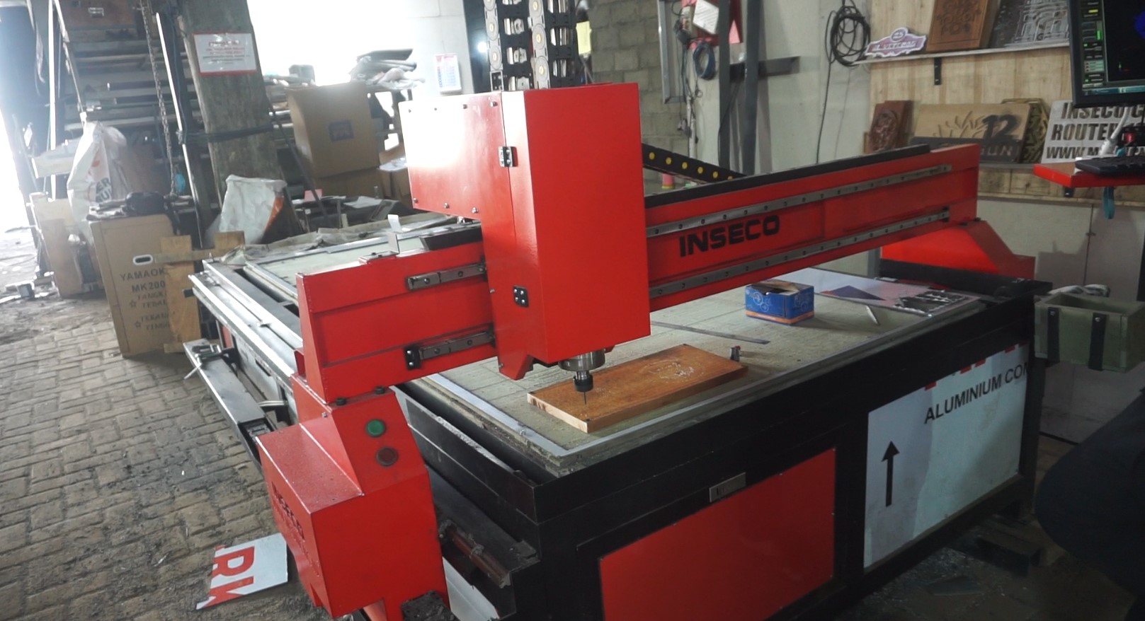 Mesin CNC router untuk ukir kayu dengan presisi dan sistem otomatis.